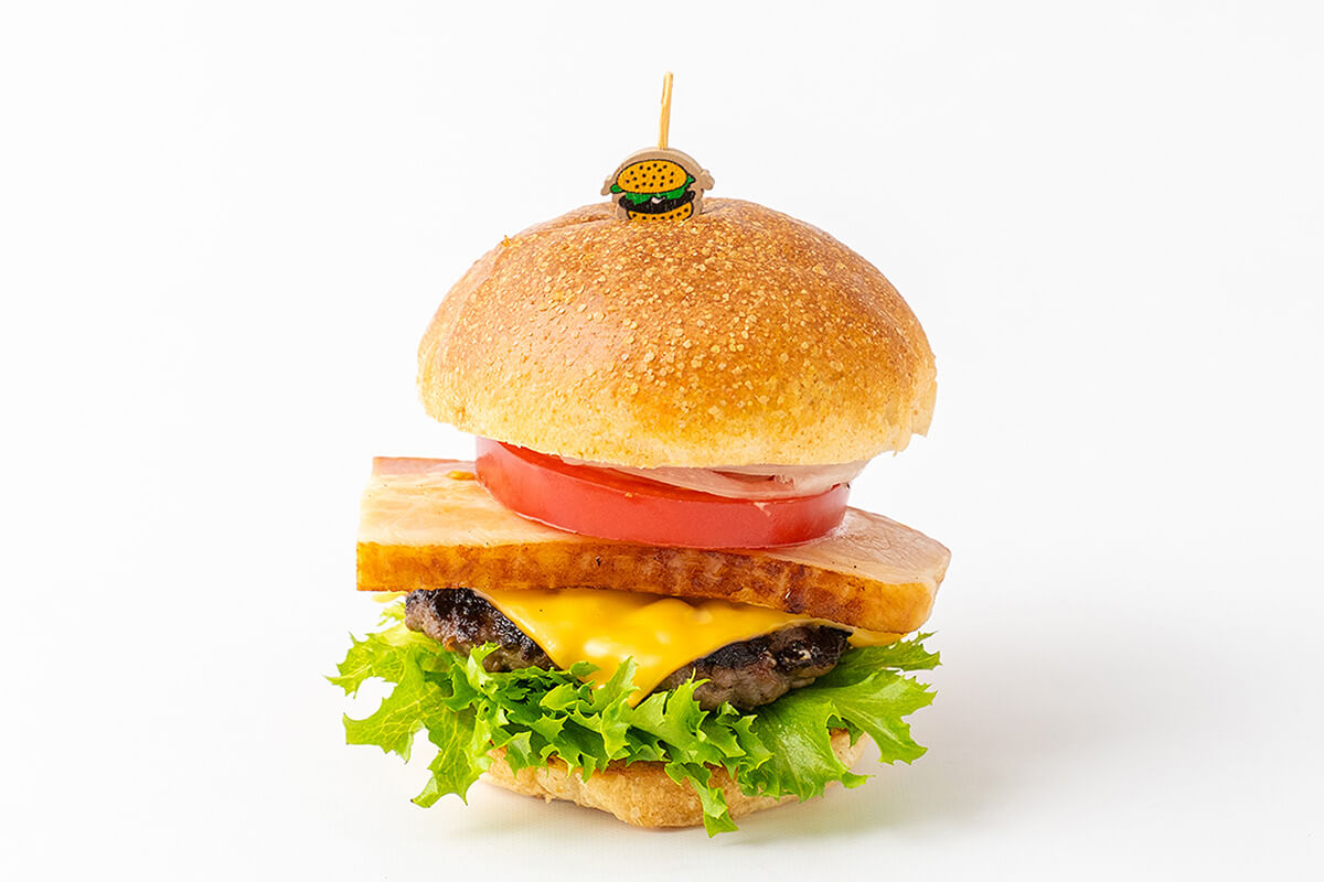 厚切りホエイ豚ベーコンのスモーキーBLTバーガー