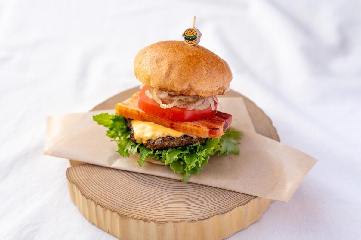 食べ応え抜群。「厚切りホエイ豚ベーコンのスモーキーBLTバーガー」が新登場！