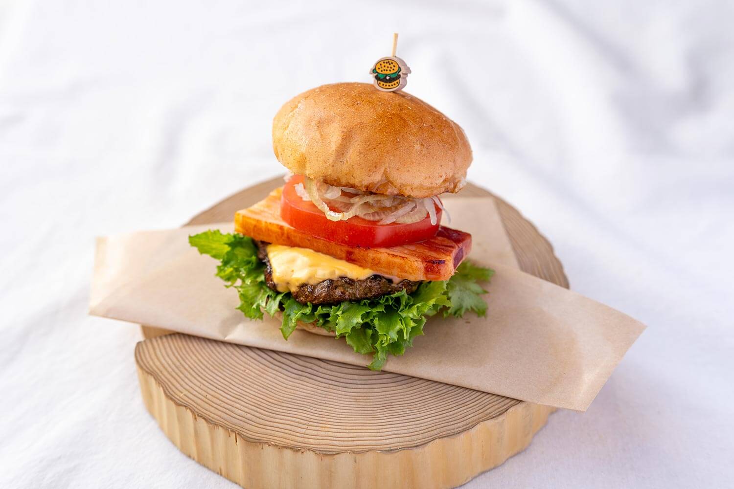 食べ応え抜群。「厚切りホエイ豚ベーコンのスモーキーBLTバーガー」が新登場！